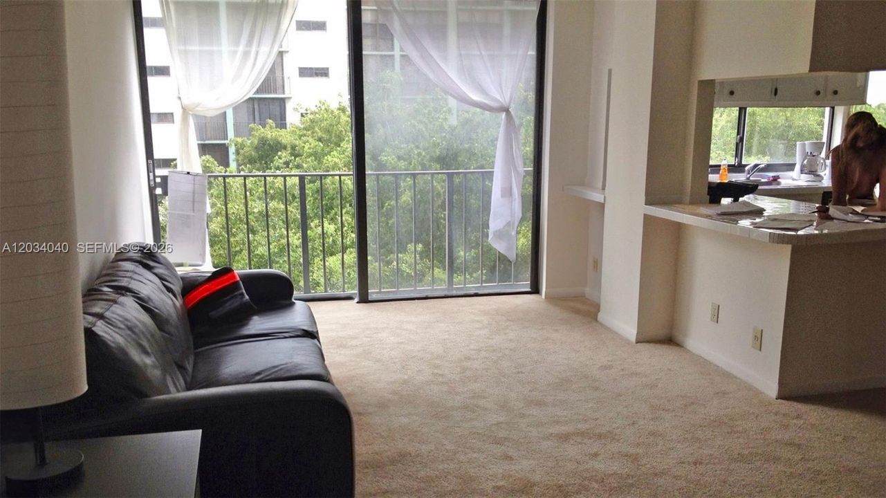 For Sale: $198,000 (1 beds, 1 baths, 767 Square Feet)