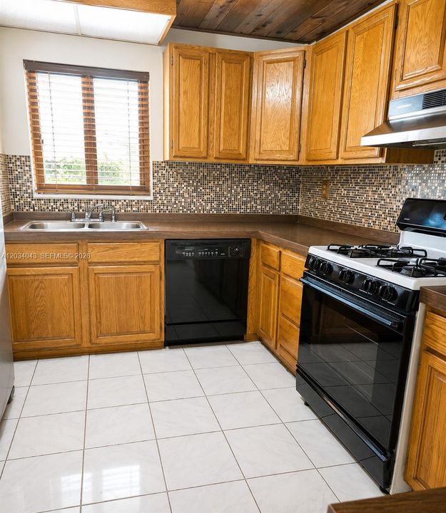 В аренду: $2,950 (3 спален, 2 ванн, 1378 Квадратных фут)