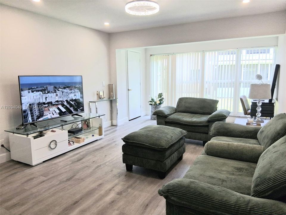 For Sale: $289,000 (2 beds, 2 baths, 1167 Square Feet)