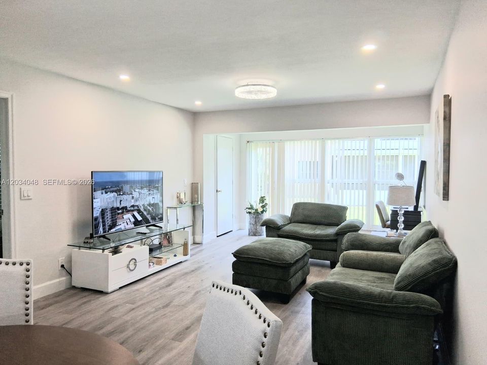 For Sale: $289,000 (2 beds, 2 baths, 1167 Square Feet)
