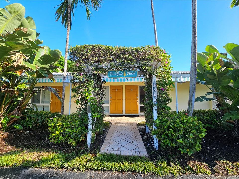 For Rent: $1,800 (1 beds, 1 baths, 645 Square Feet)