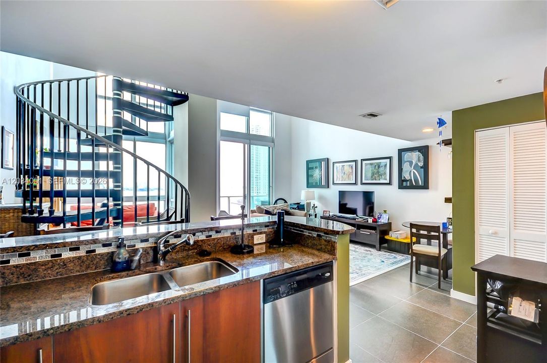 For Rent: $3,900 (1 beds, 2 baths, 902 Square Feet)