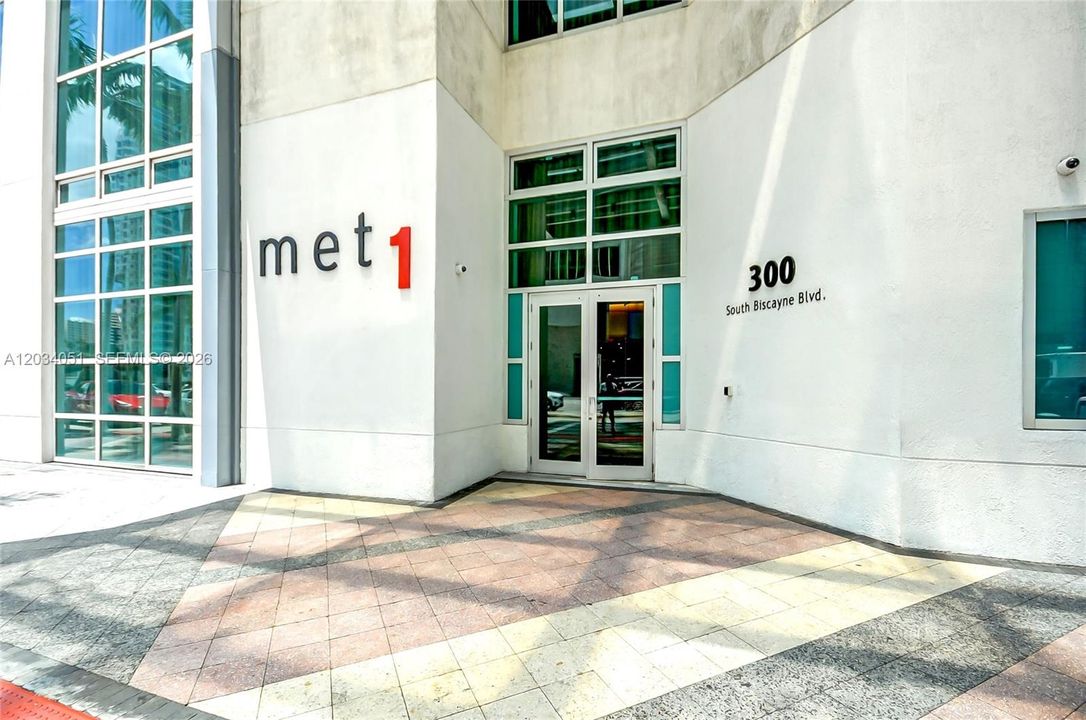 For Rent: $3,900 (1 beds, 2 baths, 902 Square Feet)