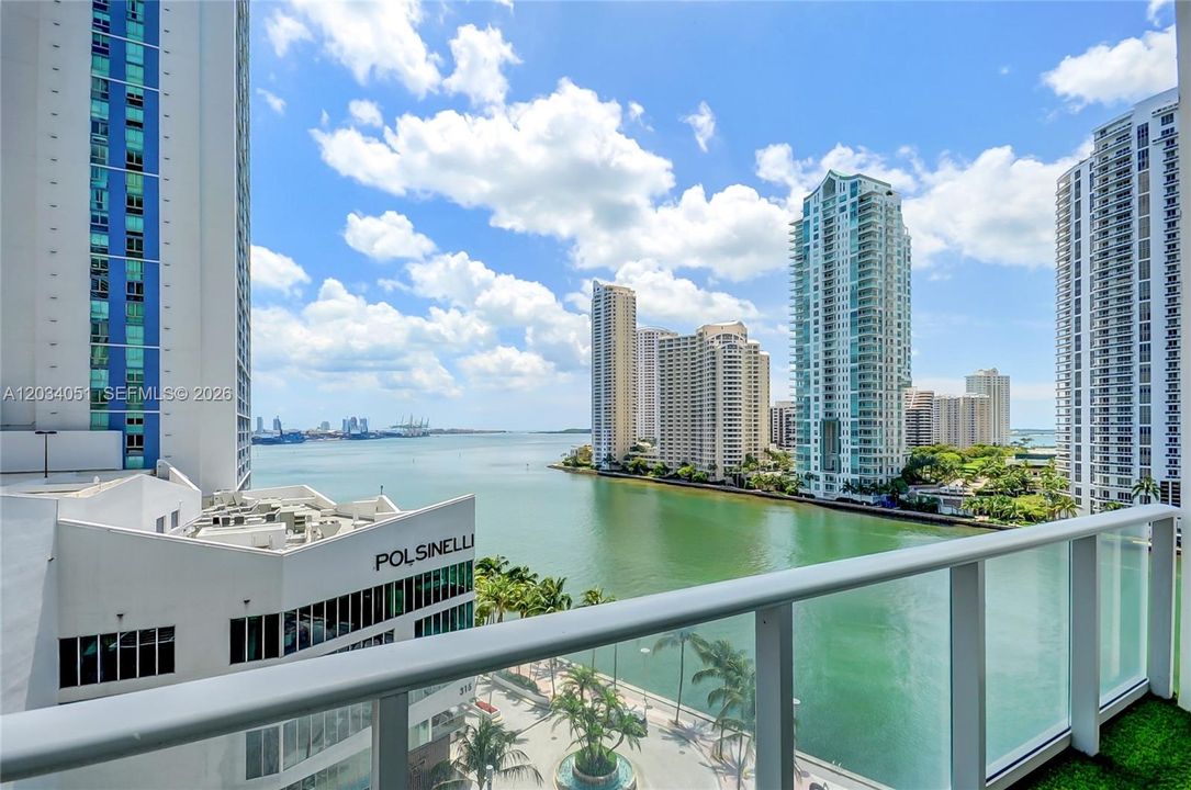 For Rent: $3,900 (1 beds, 2 baths, 902 Square Feet)