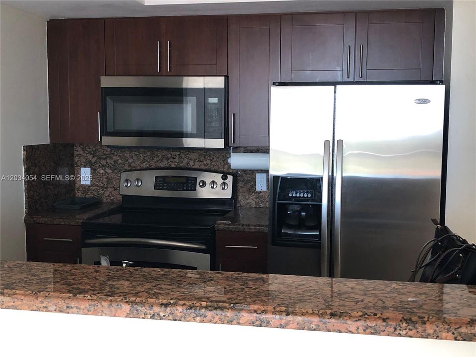 For Sale: $389,000 (2 beds, 2 baths, 873 Square Feet)