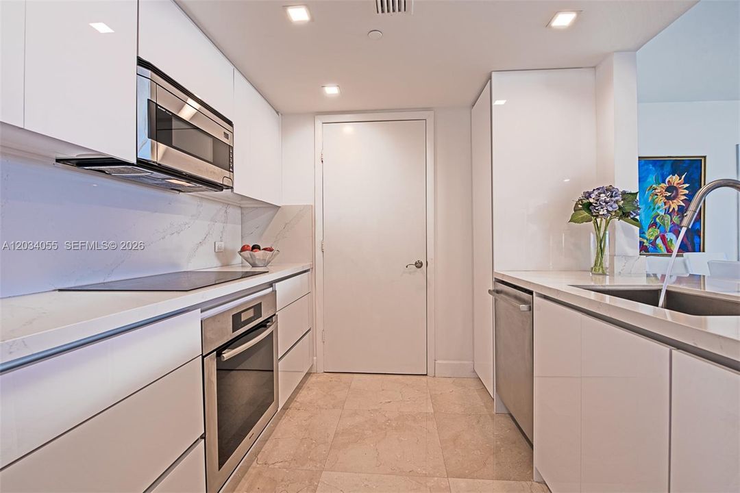 For Sale: $1,575,000 (2 beds, 2 baths, 1583 Square Feet)