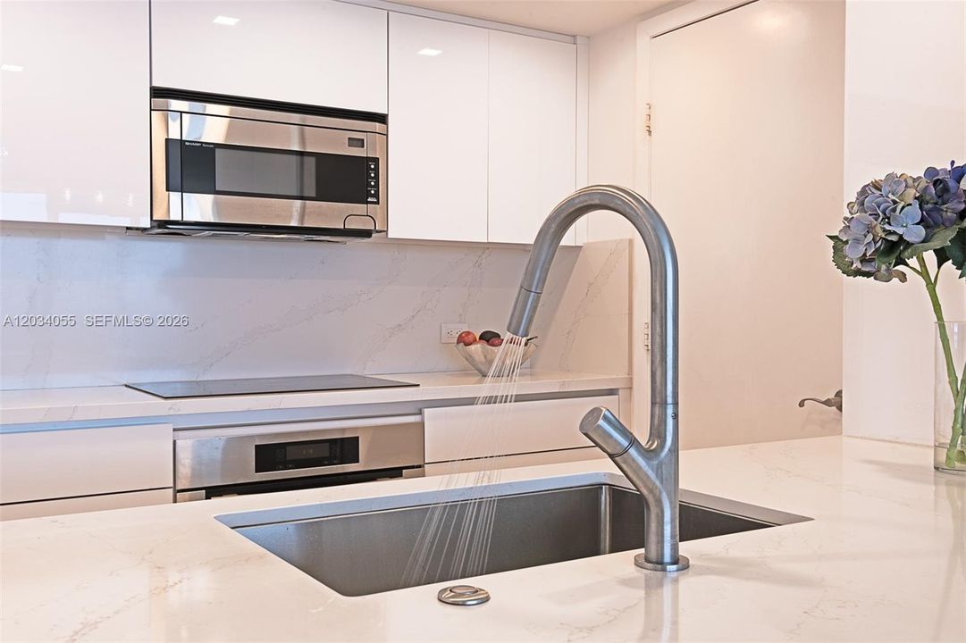 For Sale: $1,575,000 (2 beds, 2 baths, 1583 Square Feet)