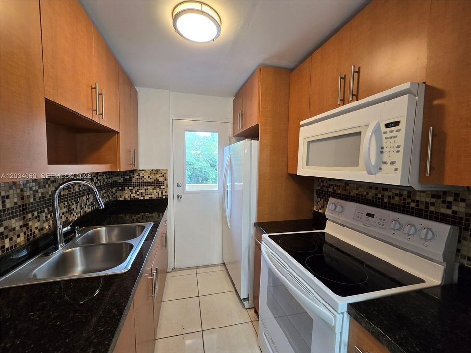 For Rent: $1,600 (1 beds, 1 baths, 623 Square Feet)