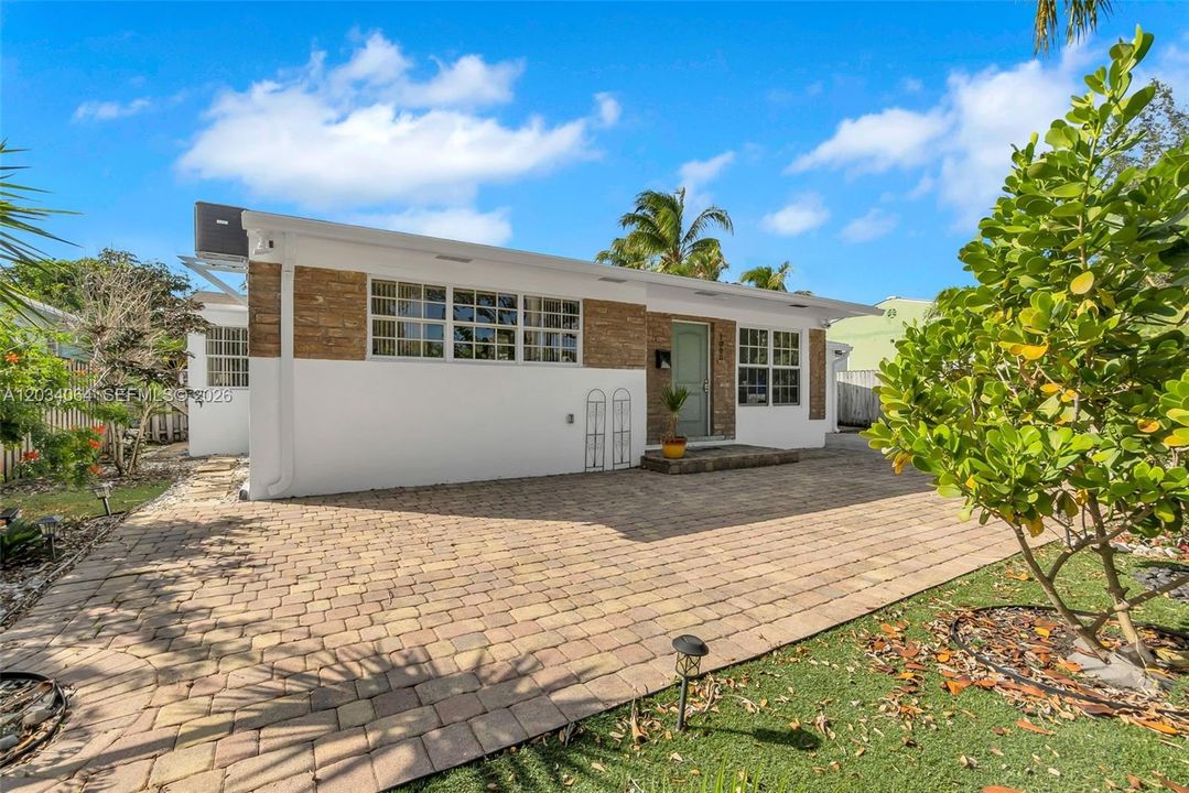 For Sale: $530,000 (3 beds, 2 baths, 1106 Square Feet)