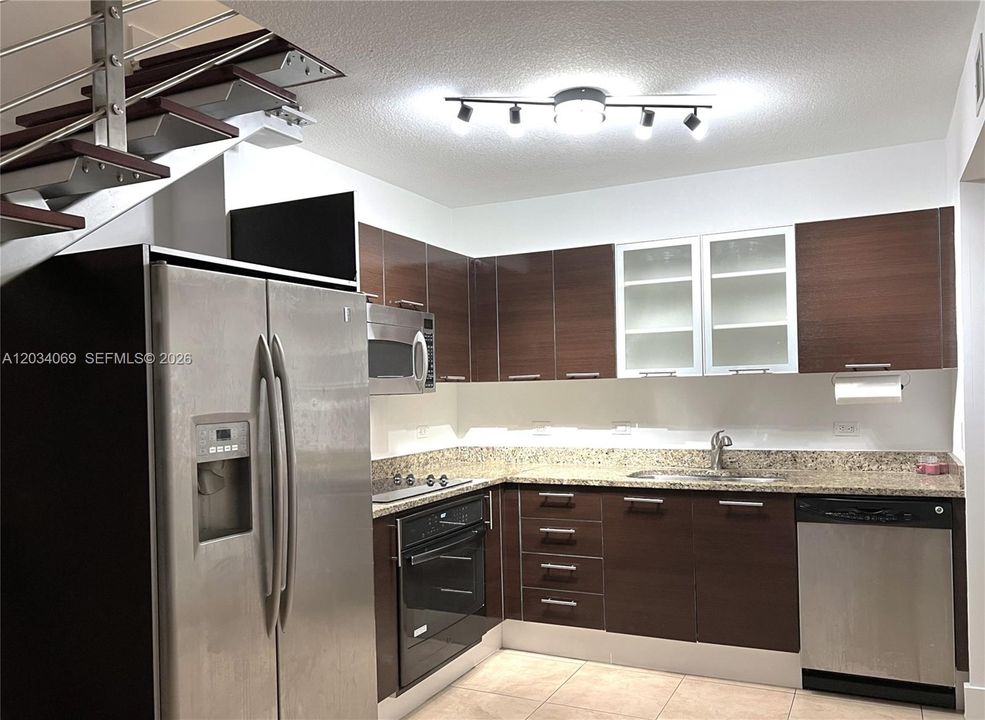 For Rent: $2,950 (1 beds, 1 baths, 981 Square Feet)
