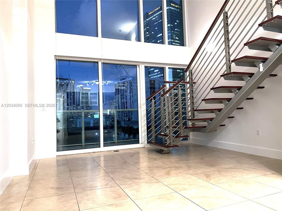 For Rent: $2,950 (1 beds, 1 baths, 981 Square Feet)