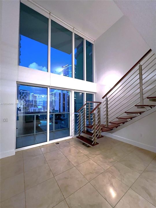 For Rent: $2,950 (1 beds, 1 baths, 981 Square Feet)