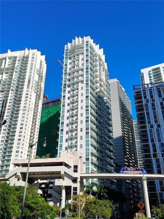 For Rent: $2,950 (1 beds, 1 baths, 981 Square Feet)