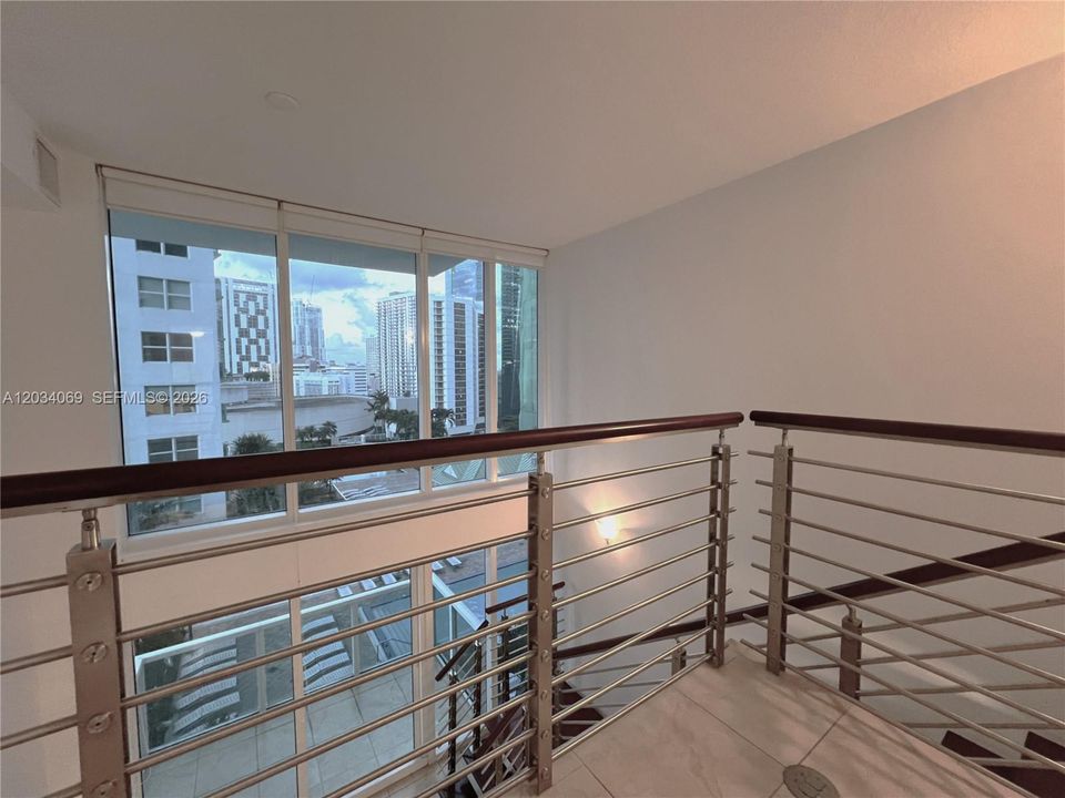 For Rent: $2,950 (1 beds, 1 baths, 981 Square Feet)