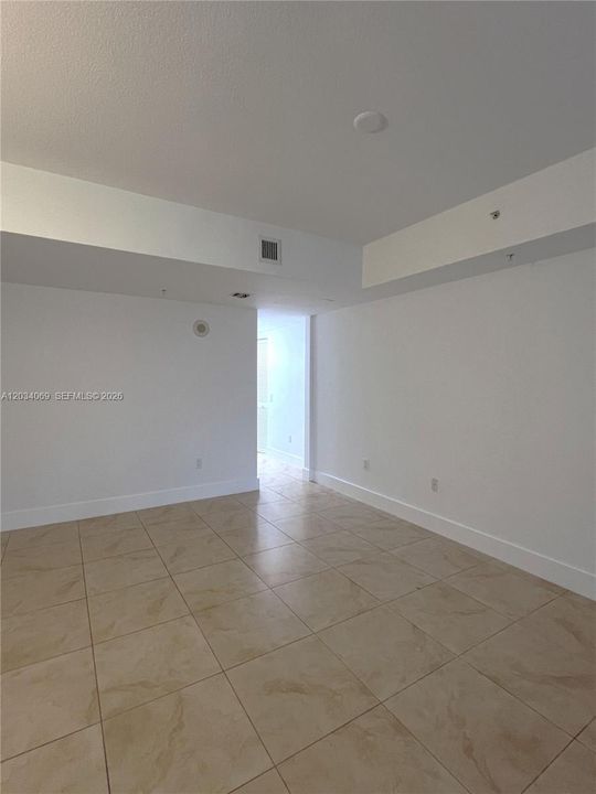 For Rent: $2,950 (1 beds, 1 baths, 981 Square Feet)
