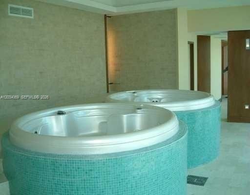 For Rent: $2,950 (1 beds, 1 baths, 981 Square Feet)