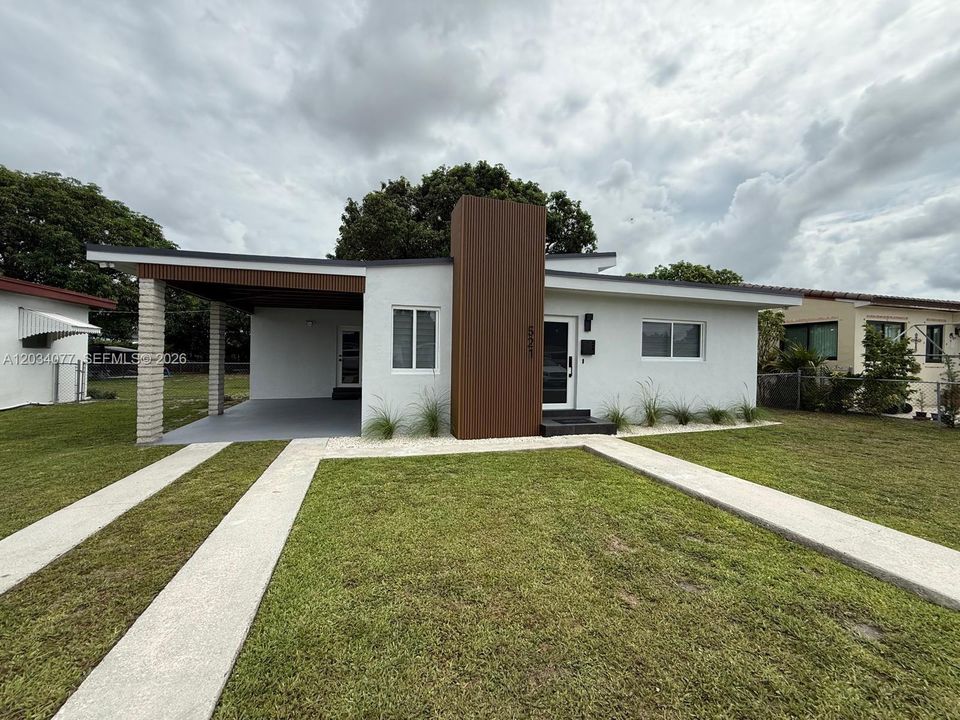 For Sale: $620,000 (2 beds, 1 baths, 810 Square Feet)