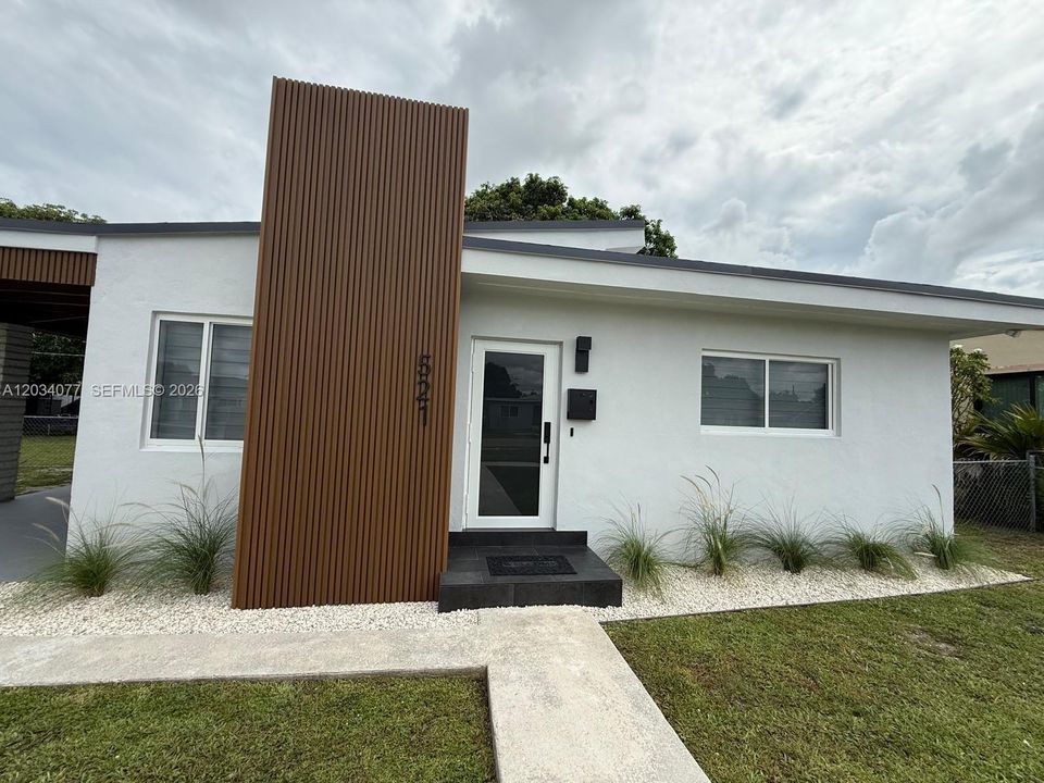 For Sale: $620,000 (2 beds, 1 baths, 810 Square Feet)
