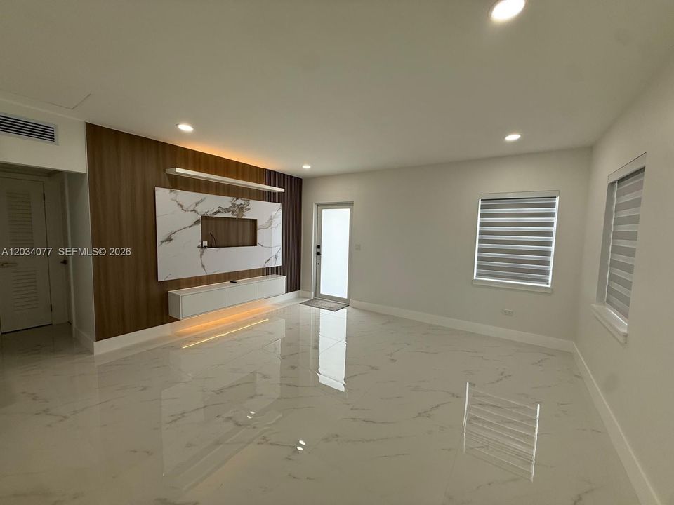 For Sale: $620,000 (2 beds, 1 baths, 810 Square Feet)