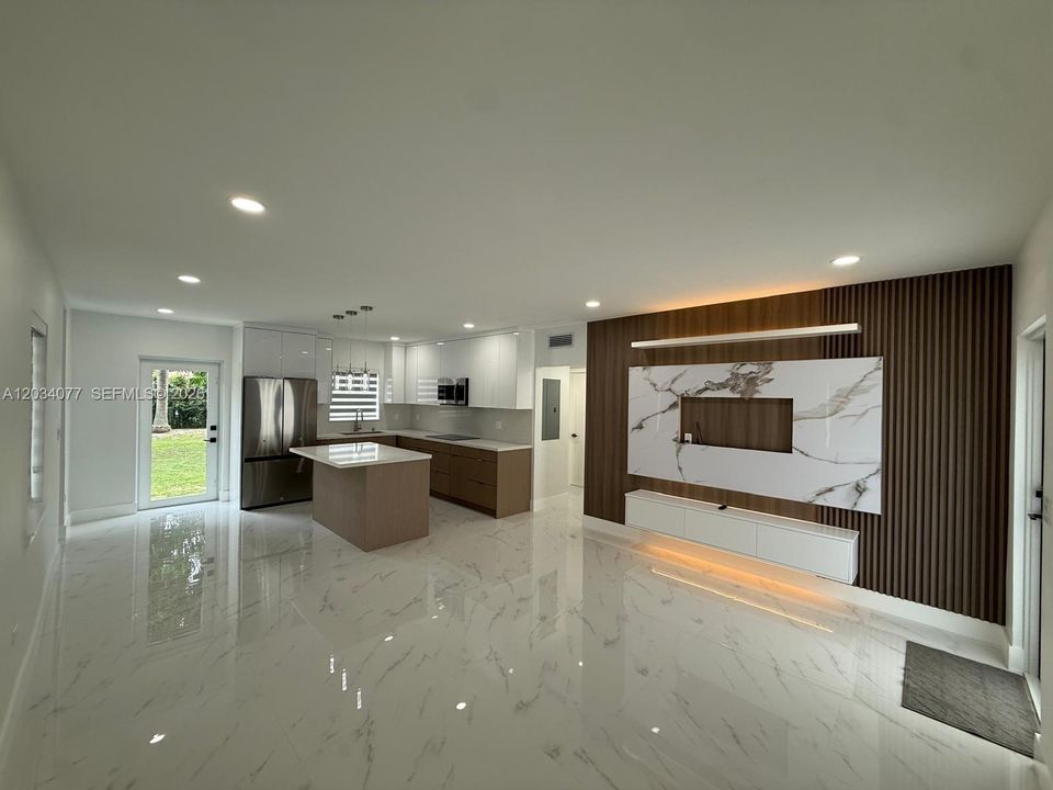 For Sale: $620,000 (2 beds, 1 baths, 810 Square Feet)