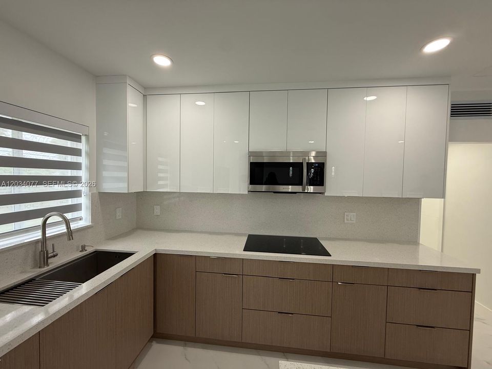 For Sale: $620,000 (2 beds, 1 baths, 810 Square Feet)