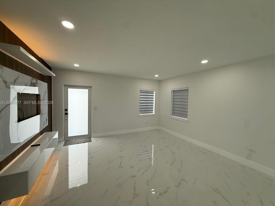 For Sale: $620,000 (2 beds, 1 baths, 810 Square Feet)