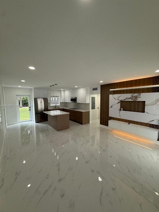 For Sale: $620,000 (2 beds, 1 baths, 810 Square Feet)