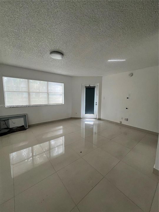 For Rent: $1,750 (1 beds, 1 baths, 650 Square Feet)