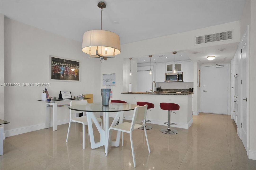 For Rent: $4,100 (1 beds, 1 baths, 896 Square Feet)