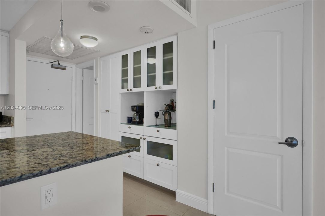 For Rent: $4,100 (1 beds, 1 baths, 896 Square Feet)