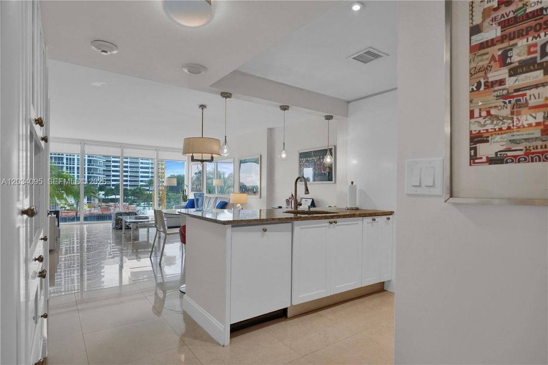For Rent: $4,100 (1 beds, 1 baths, 896 Square Feet)
