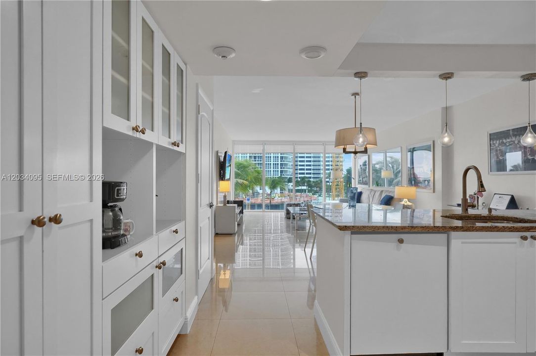 For Rent: $4,100 (1 beds, 1 baths, 896 Square Feet)