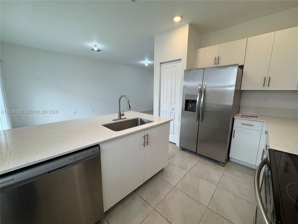 En Renta: $2,499 (3 camas, 2 baños, 1650 Pies cuadrados)