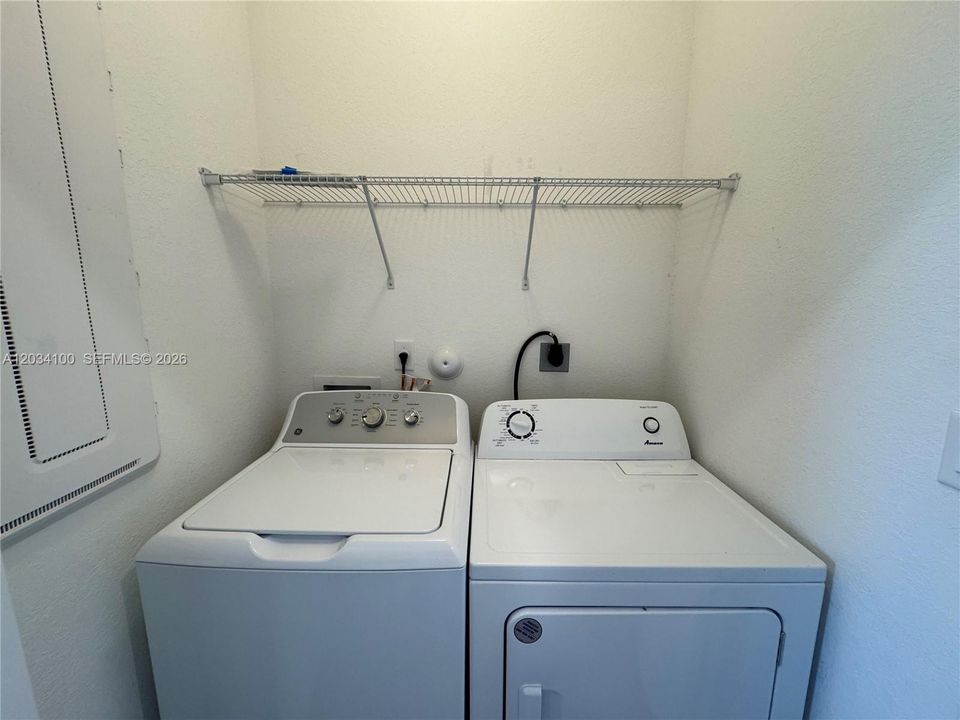 En Renta: $2,499 (3 camas, 2 baños, 1650 Pies cuadrados)