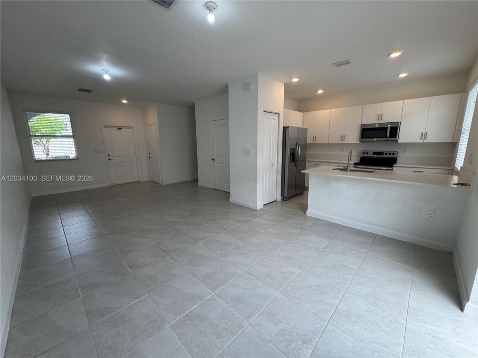 En Renta: $2,499 (3 camas, 2 baños, 1650 Pies cuadrados)