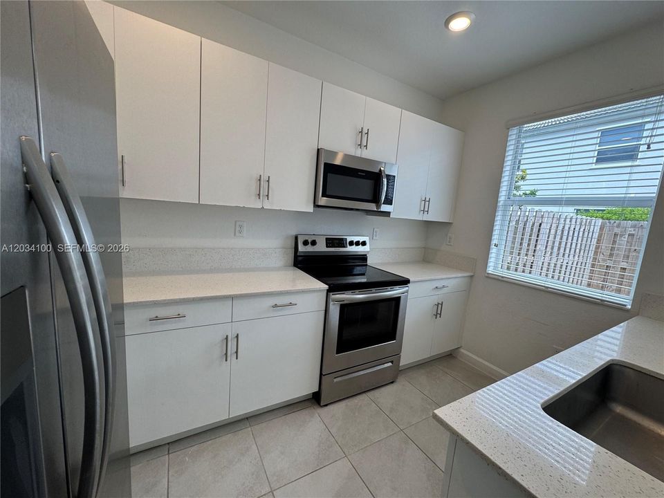 En Renta: $2,499 (3 camas, 2 baños, 1650 Pies cuadrados)