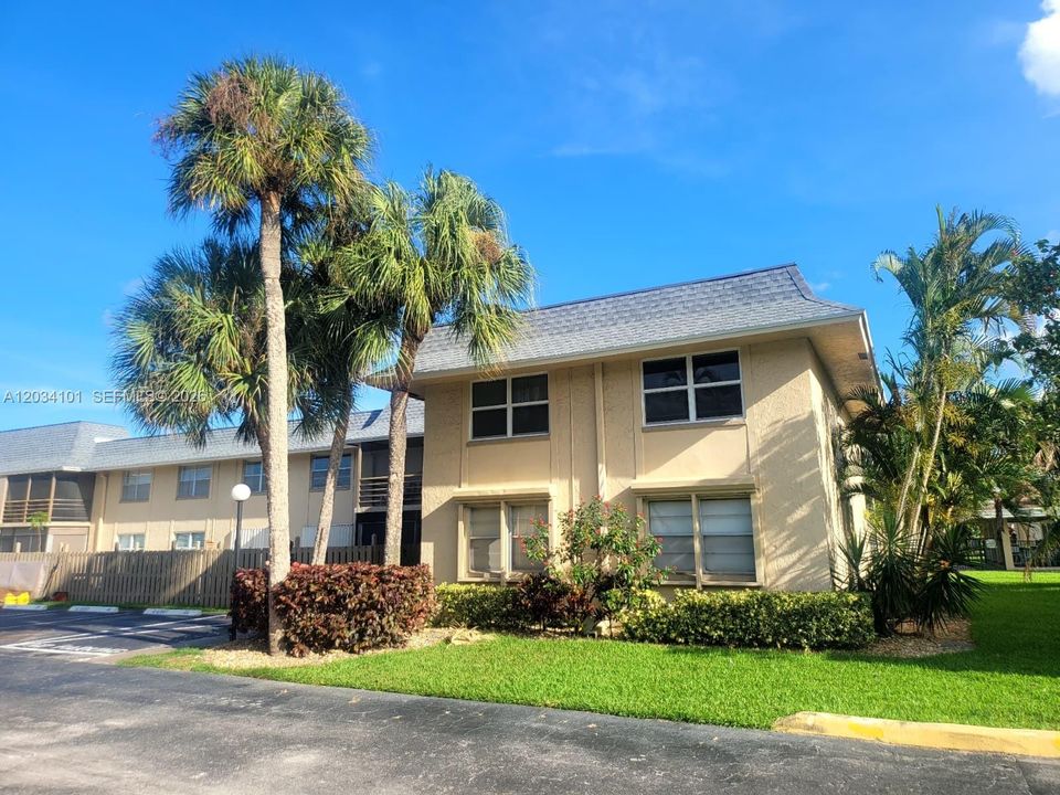 For Rent: $2,300 (2 beds, 2 baths, 978 Square Feet)