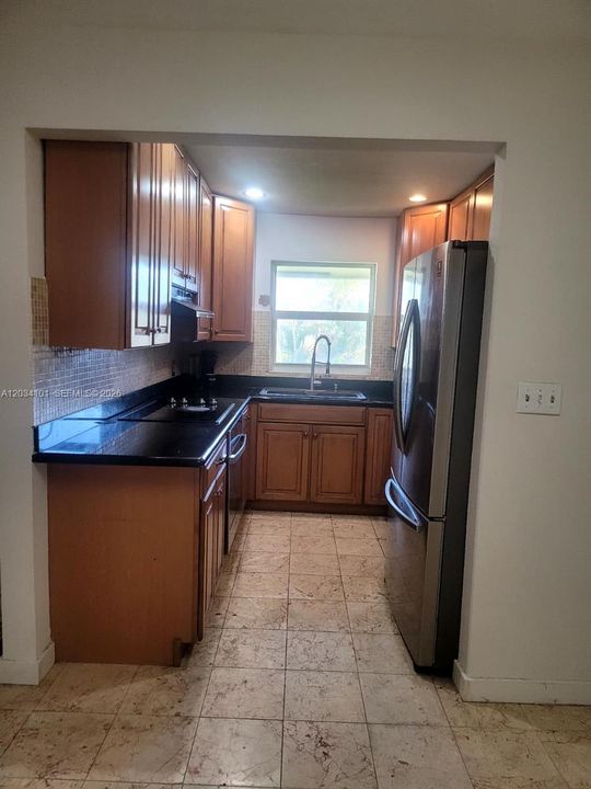 For Rent: $2,300 (2 beds, 2 baths, 978 Square Feet)