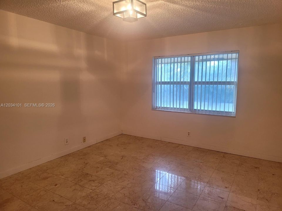 For Rent: $2,300 (2 beds, 2 baths, 978 Square Feet)