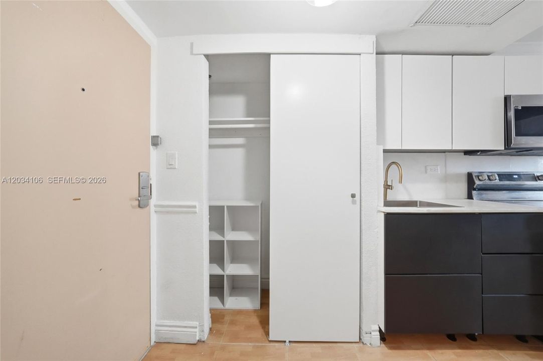 For Rent: $2,000 (1 beds, 1 baths, 360 Square Feet)