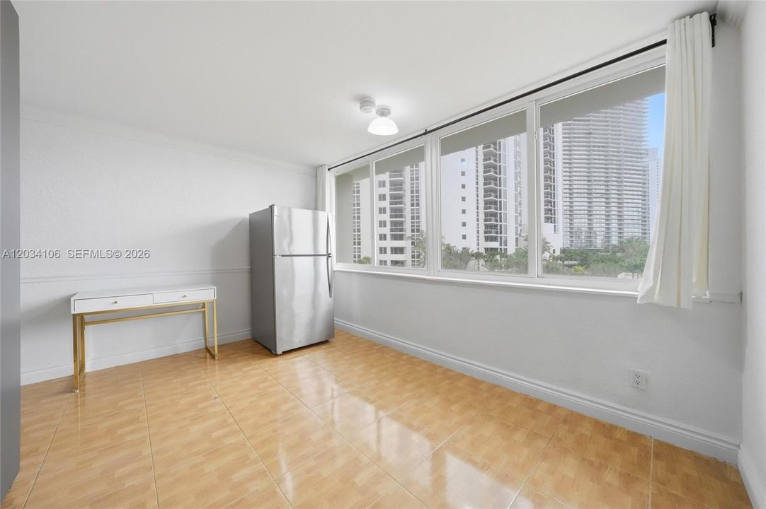For Rent: $2,000 (1 beds, 1 baths, 360 Square Feet)