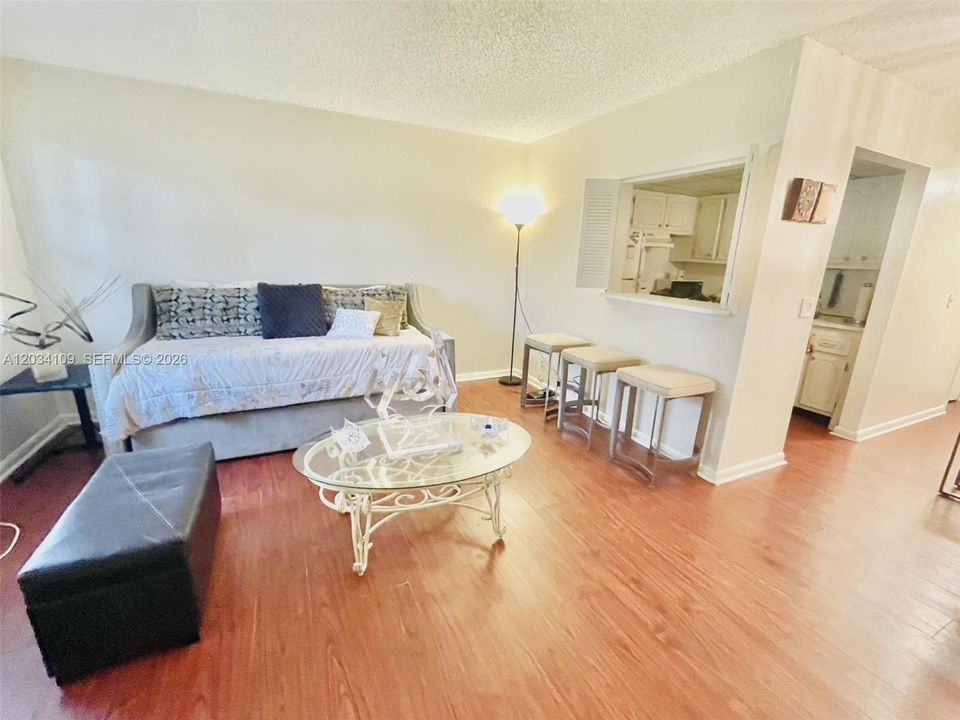 For Sale: $85,000 (1 beds, 1 baths, 593 Square Feet)