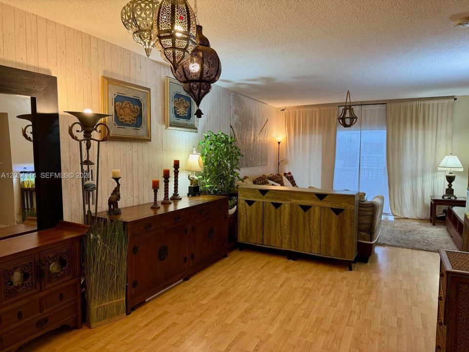 For Sale: $365,000 (2 beds, 2 baths, 1171 Square Feet)