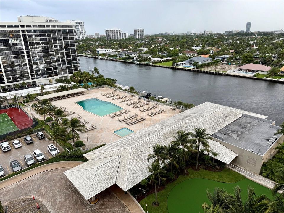 For Sale: $365,000 (2 beds, 2 baths, 1171 Square Feet)