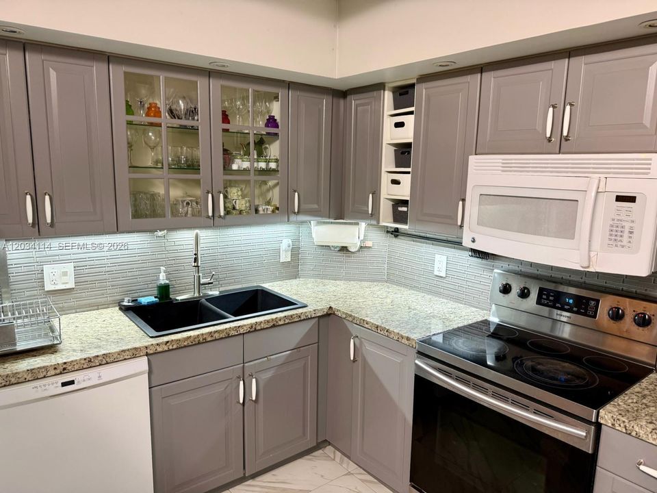 For Sale: $365,000 (2 beds, 2 baths, 1171 Square Feet)