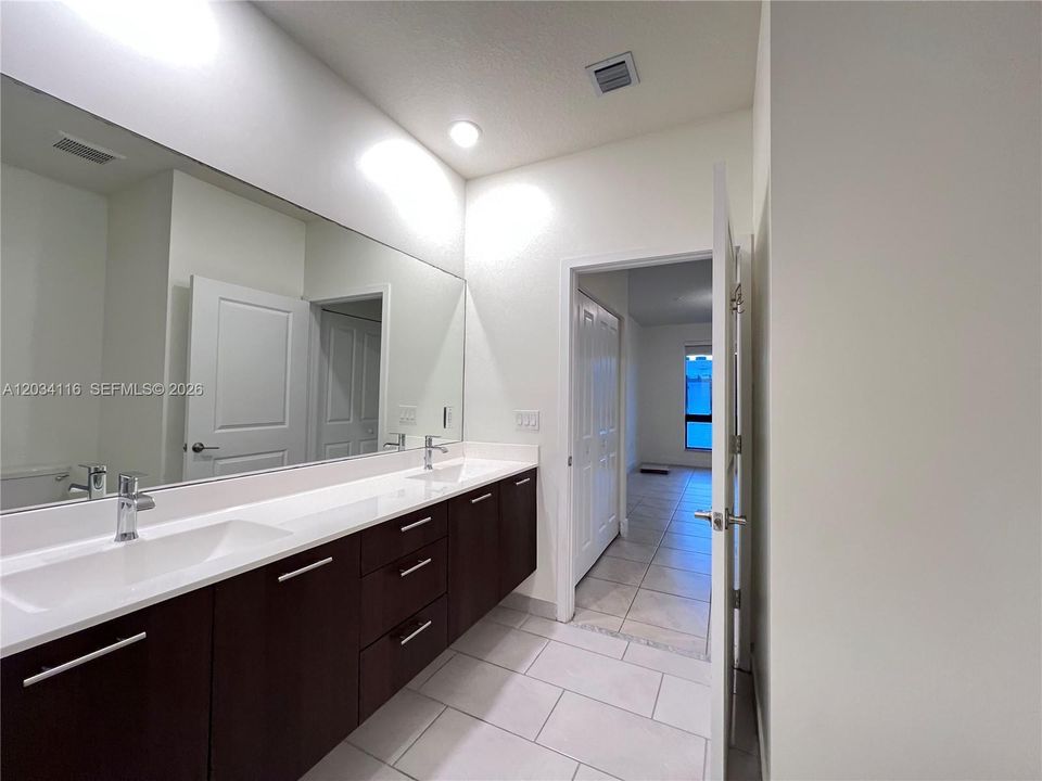 For Rent: $3,100 (3 beds, 2 baths, 1124 Square Feet)