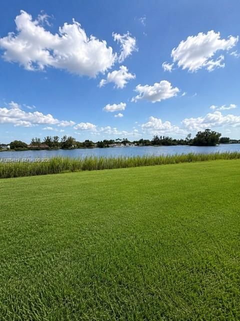 For Sale: $224,900 (2 beds, 2 baths, 1000 Square Feet)