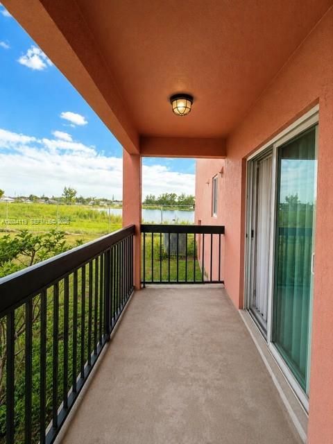For Sale: $224,900 (2 beds, 2 baths, 1000 Square Feet)