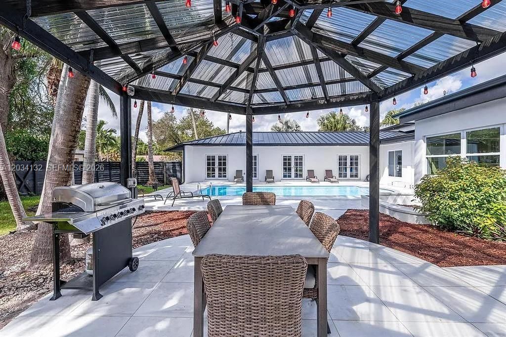 For Sale: $2,599,000 (5 beds, 4 baths, 4614 Square Feet)