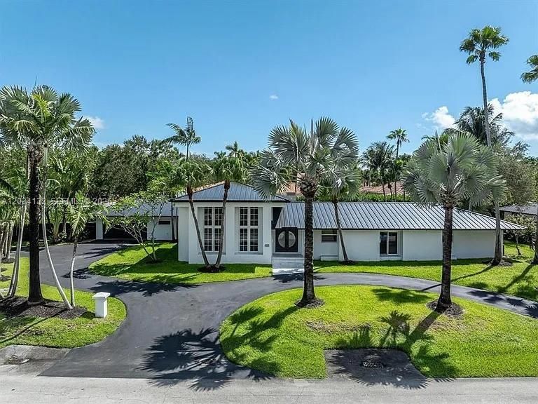 For Sale: $2,599,000 (5 beds, 4 baths, 4614 Square Feet)